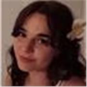Chica joven con un título de Monitora, que desea enseñar todo lo que sabe a esas mini personas.