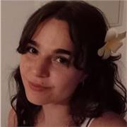 Chica joven con un título de Monitora, que desea enseñar todo lo que sabe a esas mini personas.