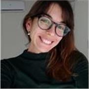 Profesor de inglés imparte clases a niños y adultos