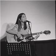 Profesora de canto, invierto clases a principiantes y a quien quiera potenciar más su talento! Des de niños/as a adultos/as