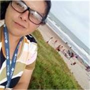 Profesora de Lengua imparte apoyo escolar a niños y niñas de la escuela primaria