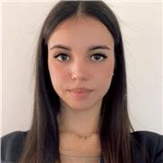 Profesora imparte clases a personas que se estén iniciando en materia económica