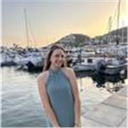 Profesora titulada de Contabilidad y materias relacionadas como Economía y  Matemáticas aplicadas a las ciencias sociales.