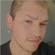 Alumno universitario dicta clases de ingles a niños y jovenes