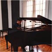 Profesor de música con especialidad en dirección coral dicta clases de lenguaje musical, piano, armonía y similares