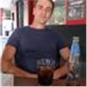 Me defino como carismático y amigable. También soy políglota.