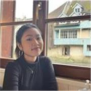 Un récent diplômé thaïlandais (avoir un diplôme en linguistique pour une majeure en communication) Enseigner aux étudiants en ligne.