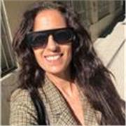 Profesora de ingles enseña el idioma a niños de todas las edades