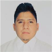 Profesor ofrece sus clases de mecánica a estudiantes universitarios para ampliar su conocimiento de manera teórica y práctica
