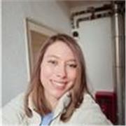 Soy veterinaria, pero llevo ya años trabajando como profesora de inglés. Tengo experiencia en trabajar con los niños de 3 a 7 años de edad