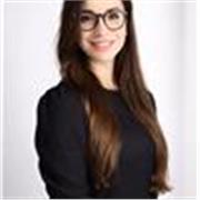 Nauczyciel języka angielskiego prowadzi zajęcia dla osób w każdym wieku