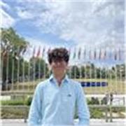 Profesor de Inglés, Francés, Lengua, Sociales. Estudiante de doble grado en International Relations & Communications y Lenguas