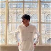 Estudiante de bachillerato da clases particulares de diferentes materias para superarlas con éxito a estudiantes de primaria y ESO