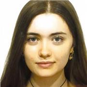 Studentessa universitaria impartisce lezioni di lingue e aiuto compiti per bambini delle elementari e medie