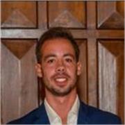 Entrenador ofrece clases de tenis de todas las edades y niveles (iniciación, intermedio, avanzado, competición)