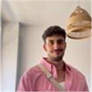 Graduat en Biotecnologia i amb el màster en Formació del Professorat ofereix classes de física i química, biologia i geologia i te