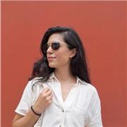 Con estudios en marketing y publicidad, además de diseñadora.