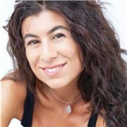 Licenciada en Artes Escénicas. Con formación tanto en español como en Inglés, con más de seis años de experiencia