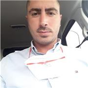 Insegnante impartisce lezioni di inglese a studenti di tutte le età