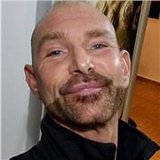 Insegno ai bambini a diventare forti come i supereroi.