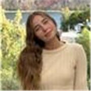 Profesora de ingles dando clases a niños y adolescentes con cariño y respeto. Clases tanto presenciales como online