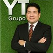 Profesor de Informática imparte clases a estudiantes de todas las edades