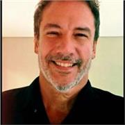 Professor de Inglês com mais de 30 anos de experiência em todos os níveis