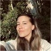 Profesora de español imparte clases a jóvenes y adolescentes