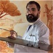 Laureato presso l'Accademia delle Belle Arti di Roma offre corsi di Storia dell'Arte, disegno e pittura