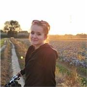 Jestem studentką pedagogiki wczesnoszkolnej i przedszkolnej i z chęcią pomogę dzieciom w nauce angielskiego i przedmiotów 1-3. :)