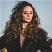 Vocal Coach & Cantante |Licenciada en Interpretación con maestría en jazz y música moderna |Armonización de voces y coros