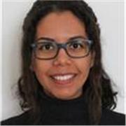 Studentessa magistrale impartisce lezioni in materie umanistiche