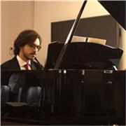 Laureato con menzione in Pianoforte e frequentante il biennio di Musica da Camera presso il Conservatorio di Rovigo, offre lezioni di Pianoforte in presenza e online
