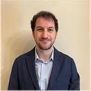 Insegnante di inglese giovane e flessibile con una laurea in linguistica e un certificato di inglese Cambridge livello C1