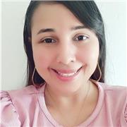 Trabaja como niñera ayudando con las tareas escolares