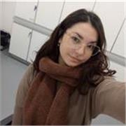profesora de biología imparte clases a todas las edades