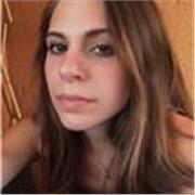 Studentessa universitaria impartisce lezioni per ragazzi di elementari, medie e superiori