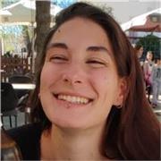 Experta en clases particulares o para grupos reducidos. Clases dinámicas y prácticas. El objetivo no es solo que el alumno aprenda, si no que desarrolle interés por el tema.