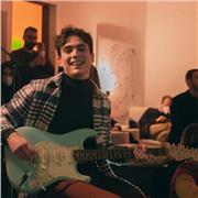 Insegnante di chitarra impartisce lezione private adatte a tutte le età e a tutti i livelli