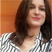 Studentessa di medicina impartisce lezioni di biologia per ragazzi delle superiori o per la preparazione al test d'ingresso