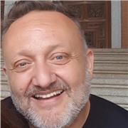 Clases muy sencillas, orientación al alumno y vocación por enseñar y ayudar.