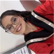 Profesora joven titulada en inglés con mucha paciencia