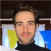 Titulado en Administración y Dirección de Empresas y Máster en Dirección Económico-Financiera.