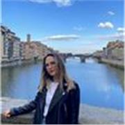 Studentessa universitaria da ripetizioni ai bambini delle elementari e delle medie