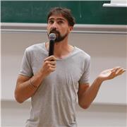 Mathe-Tutor, der Kinder und Jugendliche aller Altersgruppen unterrichtet.