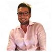 Laureato in chimica farmaceutica, impartisce lezioni private di chimica, biologia, anatomia e materie affini