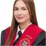 Estudiante universitaria capaz de ayudar a niños de distintas edades con sus materias