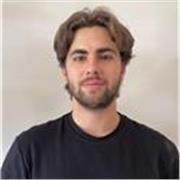 Reciente graduado de bachillerato con un alto nivel de inglés debido a sus experiencias formativas en el extranjero 