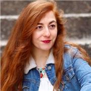 Profesora imparte clases y enseña a aprobar a niños de todas las edades