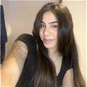 Estudiante universitaria que imparte clases o tareas dirigidas a niños de primaria y secundaria.